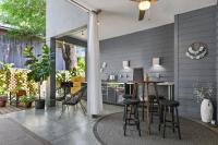 Best Location Pet Friendly Fenced Yard - Chambres d’hôtes