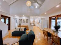 Mika · Cabin with fireplace, walk to the beach - B&B