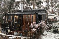 B&B Jindabyne - ReThynk Unique Tiny home East Jindabyne - Bed and Breakfast Jindabyne