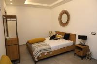 Dreibettzimmer mit Poolblick