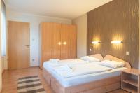 Doppel-/ Zweibettzimmer mit Straßenblick