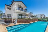 B&B Salamander Bay - Above and Beyond - Beautiful Home with Heated Pool and Views - Bed and Breakfast Salamander Bay