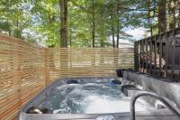 B&B Tobyhanna - New Modern Chalet with Hot tub, Game Room - Bed and Breakfast Tobyhanna