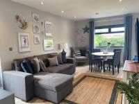 The Annexe Porthcawl Pet Friendly 2 Bedroom Flat with King Size bed bunk beds and sofa bed sleeps up to 5 people - Chambres d’hôtes Nottage