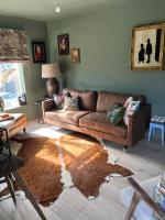 CWTCH COTTAGE Llantrisant 2 bed home - sleeps 4 - B&B Llantrisant