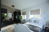 ÁLka - Cozy Room by the Sea With Private Hot Tub - B&B Njardvik