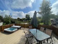 B&B Tattershall - Luxury Lakeside Lodge L1 with hot tub situated at Tattershall Lakes Country Park - Bed and Breakfast Tattershall