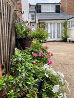 The old coach house 8 North lane - B&B