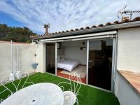 Zimmer mit Kingsize-Bett und Bergblick
