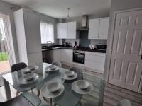 Beautiful 4 bed home, Sleeps 6, driveway parking, With sky & BT sports - Ferienwohnung