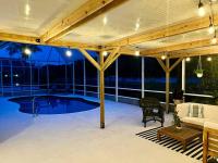Spacious 5BR Private Home, Heated Pool & Salt Water Spa, Minutes from Beaches - Chambres d'hôtes Bradenton