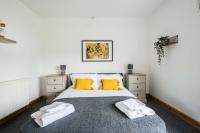 B&B Penarth - Spacious 3 bedroom Penarth home, garden & parking - Bed and Breakfast Penarth
