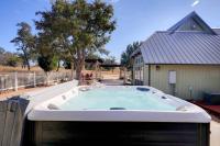 Hill Country Cabin with hot tub and dog friendly - Chambres d'hôtes Luckenbach