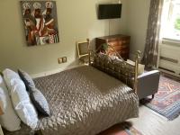 Zimmer mit Kingsize-Bett und Bergblick
