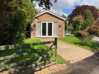 Cheerful 2 Bedroom Bungalow fully Furnished - Chambres d’hôtes
