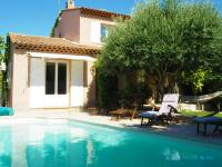Holiday home in Pertuis with patio - B&B