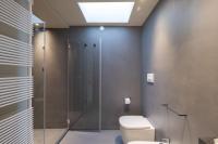 Zimmer mit Queensize-Bett und Whirlpool-Badewanne