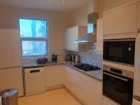 London Luxury Spacious 2 Bedroom Apartment 4 mins from Ilford Stn. FREE parking - B&B Londra