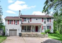 3500sqft Garden View Villa with Fire Pit near Tobyhanna Lake and Kalahari Resort - Chambres d'hôtes Pocono Country Place