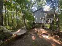 Serenity Escape Treehouse on 14 acres near Little River Canyon - B&B