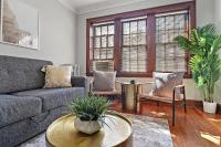 B&B Chicago - Contemporary 1BR Apartment with Wi-Fi! - Lockwood 1 & 2 - Bed and Breakfast Chicago