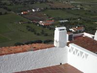 Habitación con cama grande y vistas a la campiña