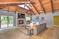 Jacksonville Home on 1 Acre ~ 6 Mi to Beach! - Chambres d'hôtes Jacksonville