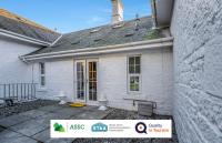 SCOTS-CORNER, Family Home, 2 Rooms, 4 Single Beds, Easy Access Ring-Road Location, Parking, WiFi, Sleeps 4, Fully Equipped, Brilliant Location, Beautiful River Views, PRICE MATCH GAURANTEE, For Flexible Stays Contact Us At, SUNRISE SHORT LETS - B&B