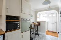 Stylish & Spacious 3BR Home With Private Driveway - Chambres d’hôtes