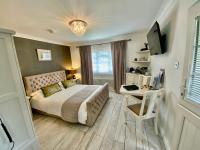 B&B Lymington - THE KNIGHTWOOD OAK a Luxury King Size En-Suite Space - LYMINGTON NEW FOREST with Totally Private Entrance - Key Box entry - Free Parking & Private Outdoor Seating Area - Town ,Shops , Pubs & Solent Way Walking Distance & Complimentary Breakfast Items - Bed and Breakfast Lymington