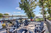 Dock and Kayaks Lakefront Retreat in Sunrise Beach - Chambres d’hôtes