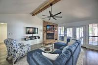 Luxe Lakehouse with Sunset Views on Lake Palestine! - B&B Flint