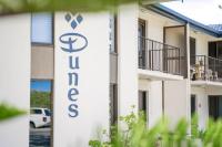 Beachfront Styled 2 BR Apt w Pool at Buddina - B&B Buddina