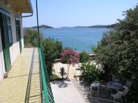 Beachfront House with garden and two terraces - B&B Tisno