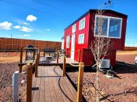 Romantic Tiny home with private deck - B&B
