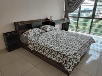 B&B Johor Bahru - Calm and Peaceful Lake View Mount Austin Apartment - Bed and Breakfast Johor Bahru