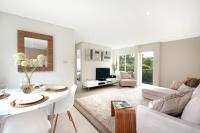 VELLY-Modern Light 2BR Moments from Clovelly Beach - B&B