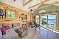 Quaint Oakland Getaway on East Pond Lake! - B&B