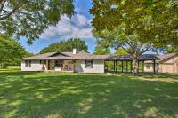 Home 4 Mi to Dtwn McKinney! Game Room and Fireplace - Chambres d’hôtes McKinney