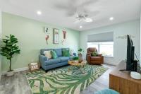 Paradise Palms- Tropic Suite- Pool - Steps to Ocean - 10 min to Downtown - B&B