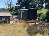 Shepherds Hut with Scandinavian Hot Tub and hydromassager - B&B Sway
