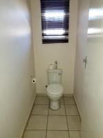 Zimmer mit Queensize-Bett und Gartenblick