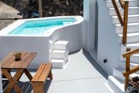 3-Bedroom Cave Residence with Hot Tub - Zacharakis