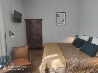 Zimmer mit Kingsize-Bett und Poolblick