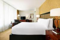Zimmer mit Queensize-Bett und Badewanne - für Gäste mit eingeschränkter Mobilität / Hörgeschädigte geeignet