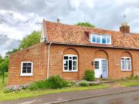 1 Tunns Cottages, Rushmere, nr Beccles - B&B