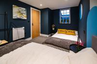 The Nest - Luxury 16 person Apt w jacuzzi & parking - B&B Blackpool