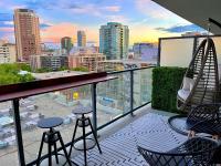 B&B Calgary - LUXURY DT, 2 Bedroom DEAL, Private Balcony, Full Kitchen, Gym - FREE PARKING - Bed and Breakfast Calgary