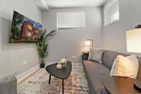 B&B Chicago - 2BR Andersonville Apt near Local Cafes and Stores! - Magnolia G - Bed and Breakfast Chicago