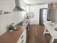 White Cottage on Ninety Mile Beach - B&B Seaspray